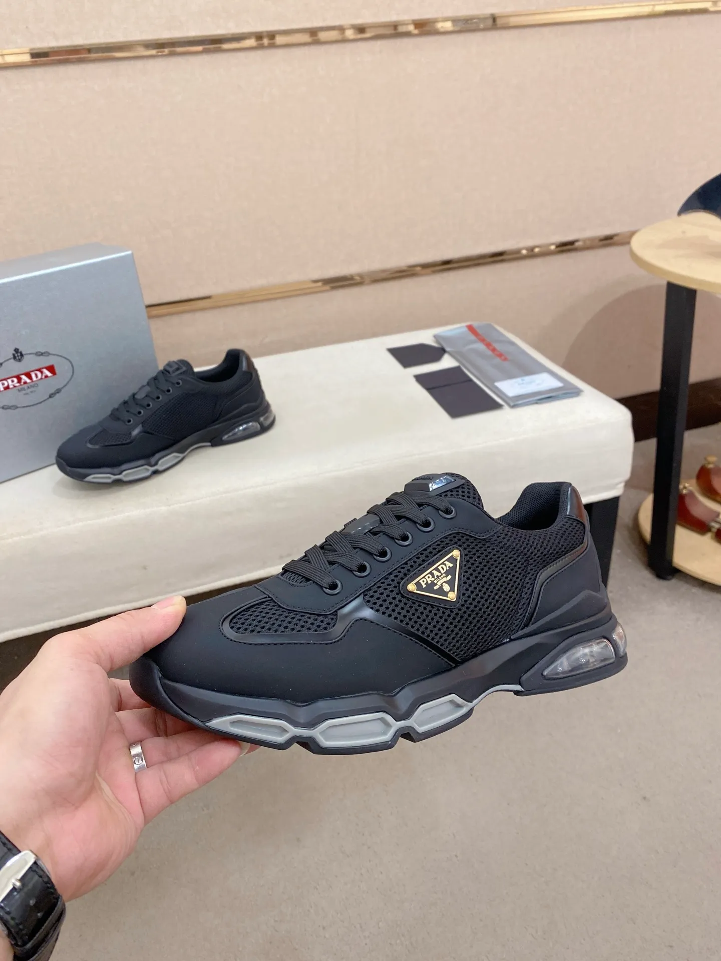 Factory price 660💰 ✔️✔️✔️High version High-quality new PRADA (Prada) counters are on the market at the same time, new men's shoes, 😘fabrics imported first-layer cowhide and mesh fabrics, purely handmade. Lining: Full cowhide lining. 👍🏿 High-end ☄️ air-cushion molded anti-slip rubber outsole, exquisite lines, simple and elegant, comfortable and high-end for leisure travel. Code number: 38 to 45